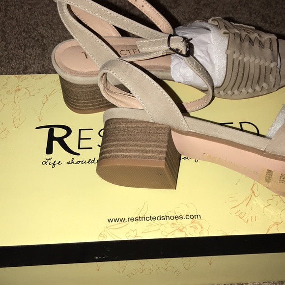 Restricted healed sandal. NWT - Picture 4 of 7